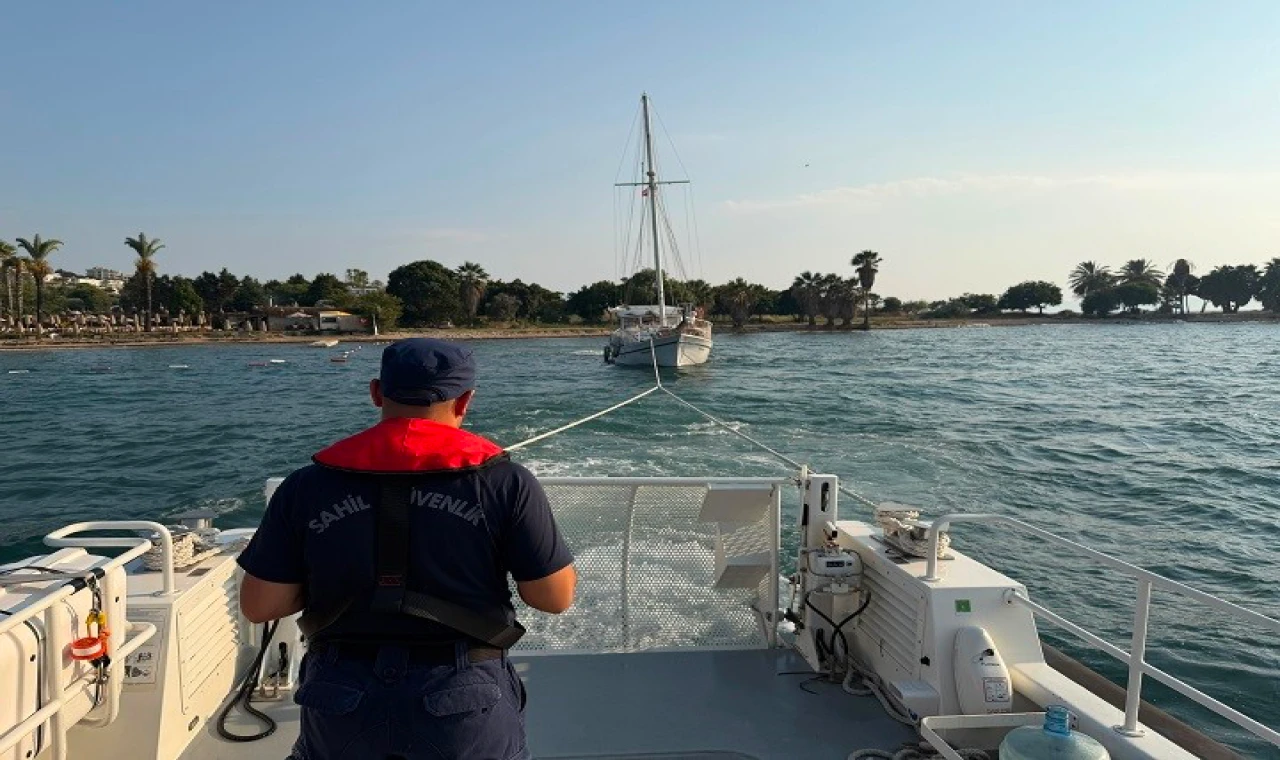 Kuşadası’nda Karaya Oturan Gezi Teknesindeki 9 Kişi Kurtar