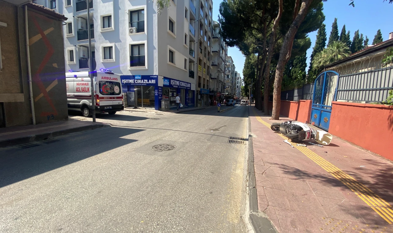 Otomobilin çarptığı motosiklet kaldırıma çıktı: 1 yaralı