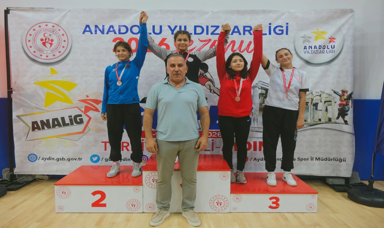 Türkiye'nin genç güreşçileri Aydın'da mindere çıktı