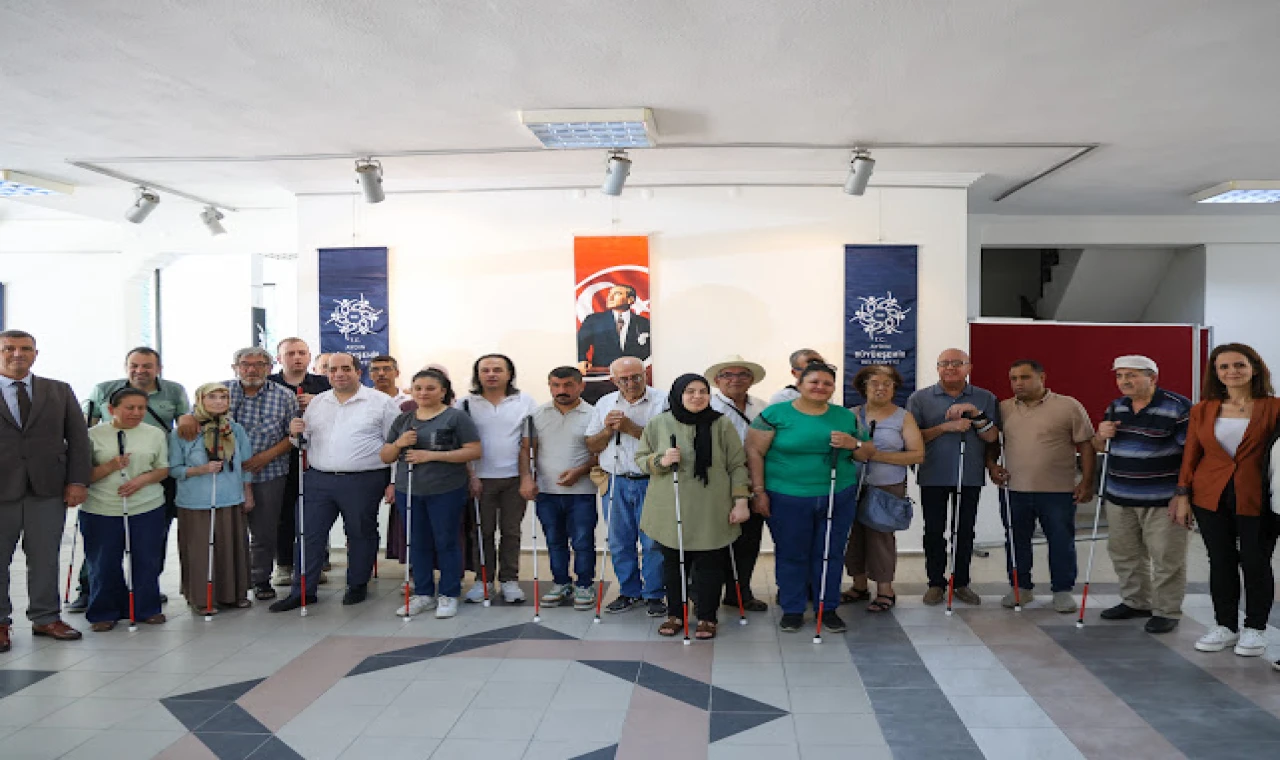 BAŞKAN ÇERÇİOĞLU’NDAN GÖRME ENGELLİ VATANDAŞLARA BEYAZ BASTON DESTEĞİ