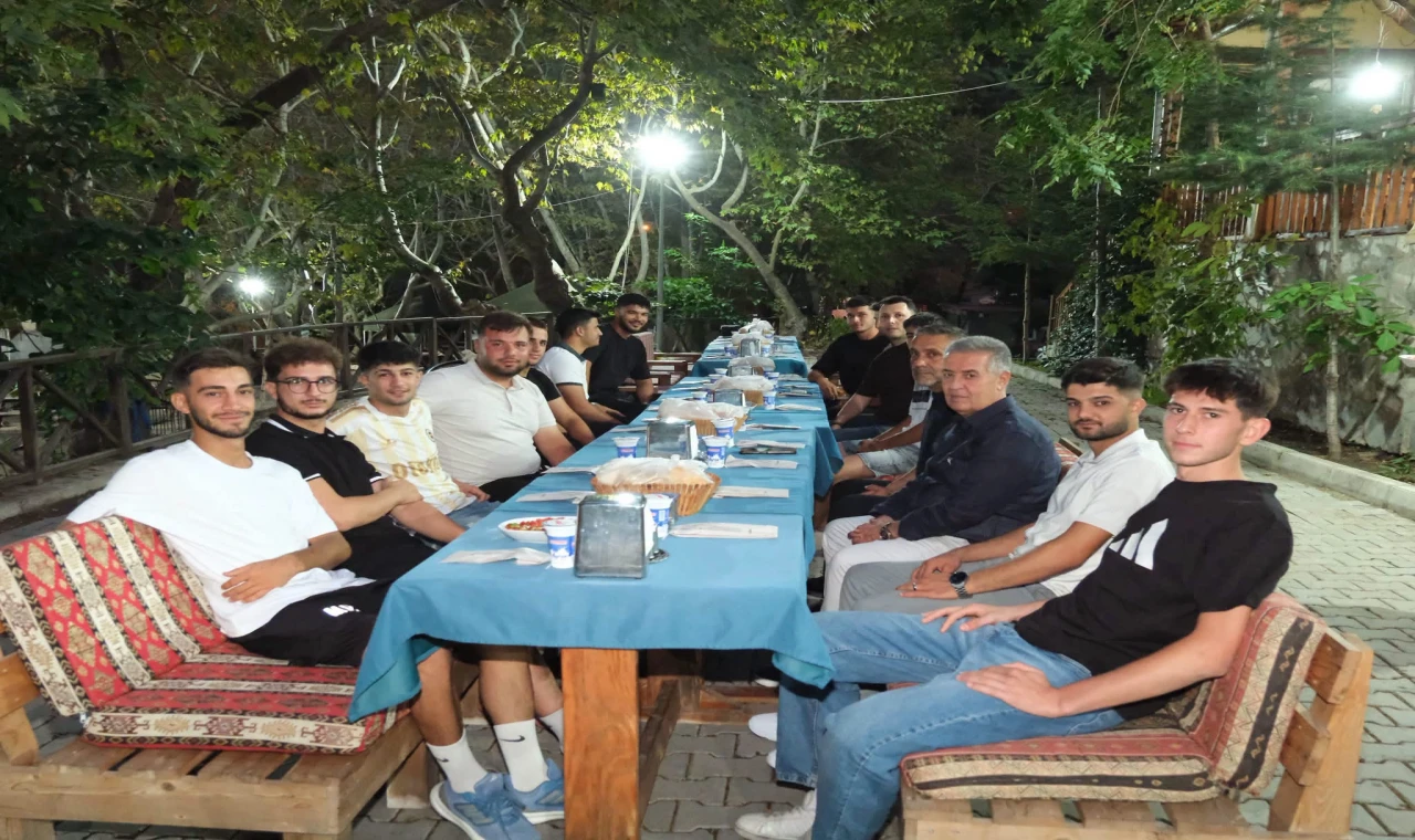 Başkan Erol’dan şampiyon gençlere özel buluşma