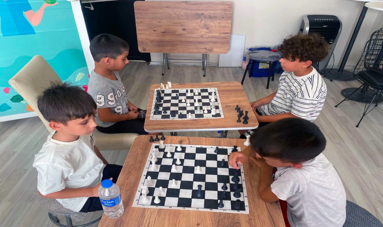 Germencik’te çocuklar yaz tatilini satranç öğrenerek değerlendiriyor