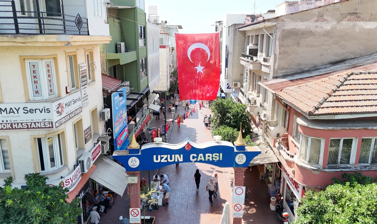 NAZİLLİ BELEDİYESİ ŞEHRİ TÜRK BAYRAKLARIYLA DONATIYOR