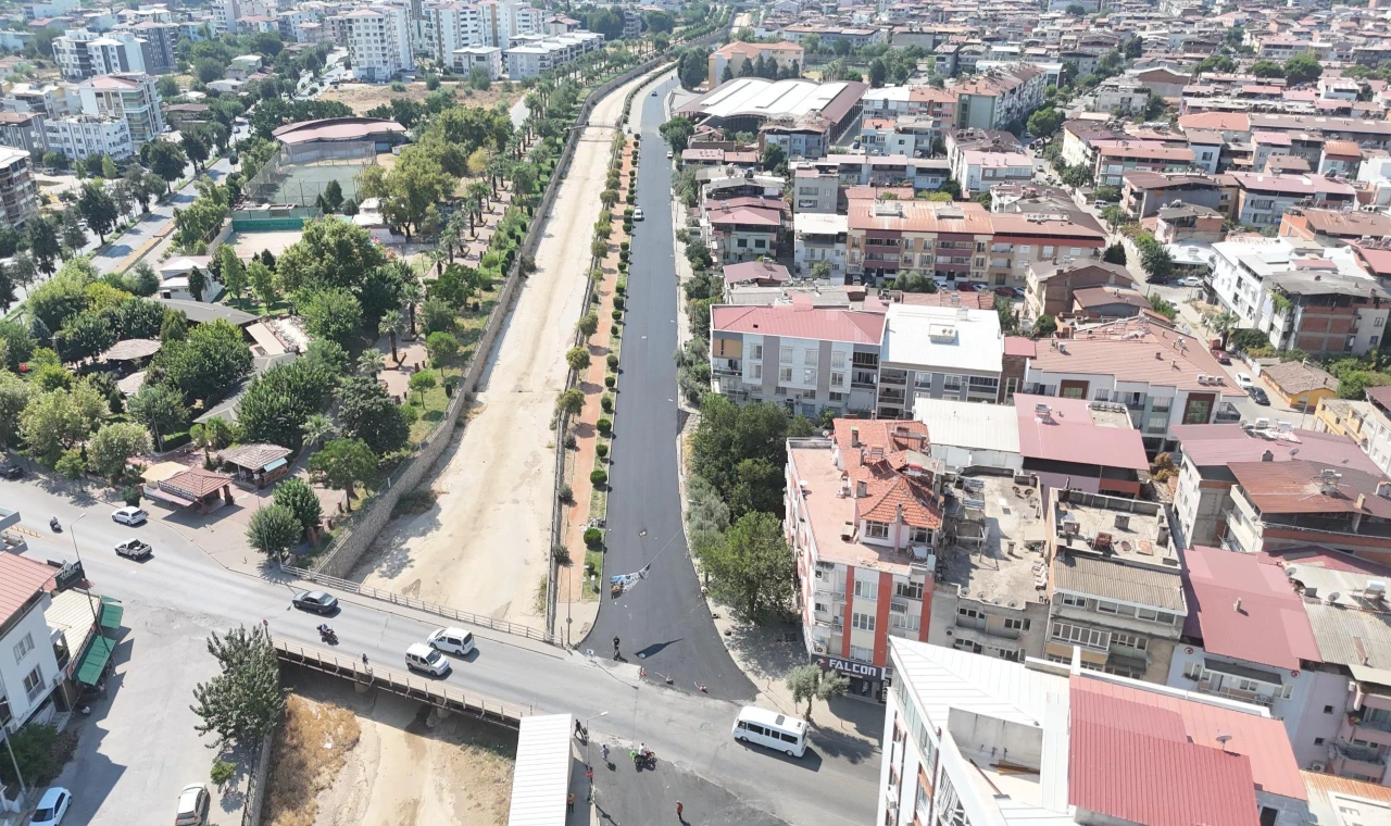NAZİLLİ BELEDİYESİ’NDEN UÇAK PİSTİ GİBİ YOL 372 SOKAK’A 10 BİN METREKARE ASFALT