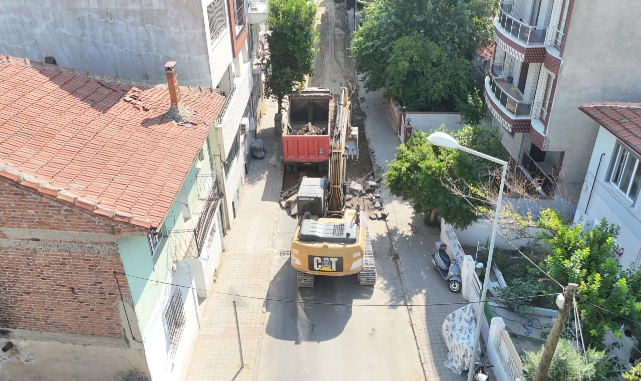 NAZİLLİ'DE ASFALT ATAĞI SÜRÜYOR Yeni Mahalle'de 6 sokak aynı anda yenileniyor