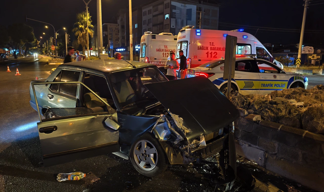 Nazilli’de Kontrolsüz Dönüş Kazaya Neden Oldu: 2 Yaralı