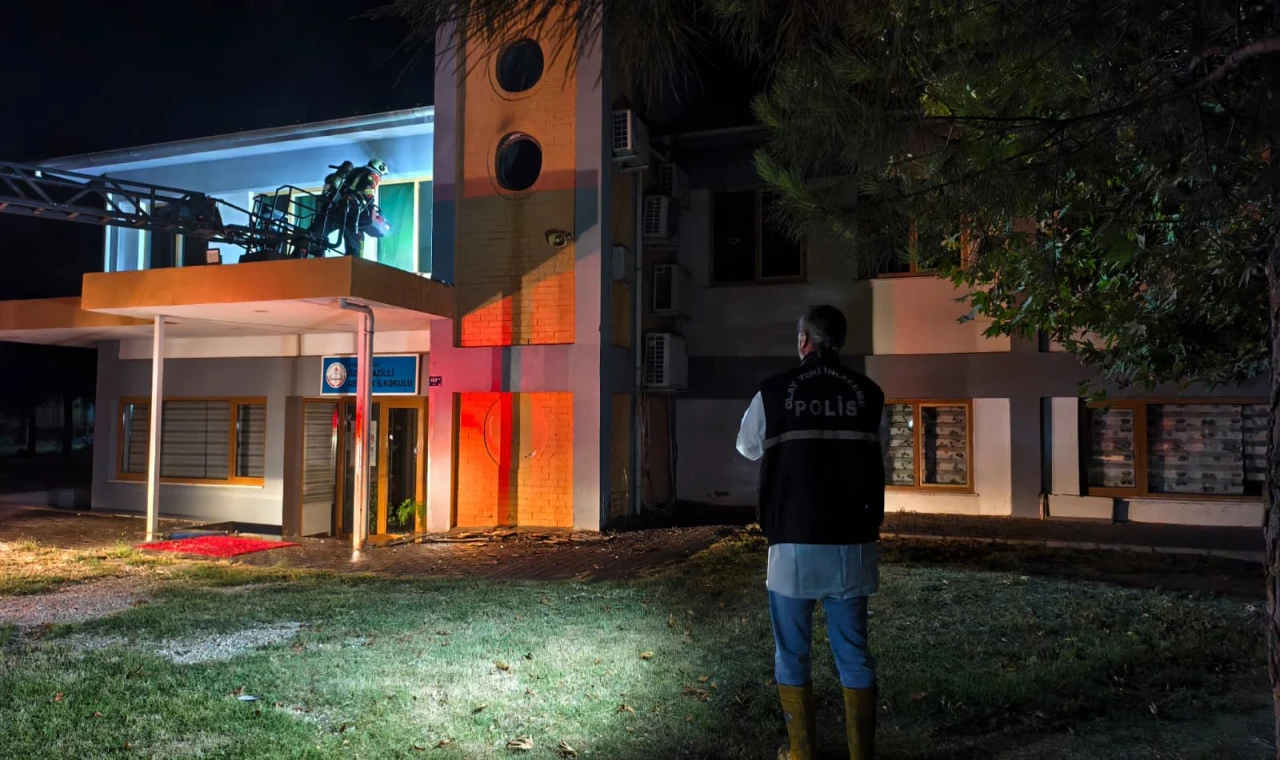 NAZİLLİ’DE ÖZEL İLKOKULDA YANGIN: 1 İTFAİYE ERİ YARALANDI