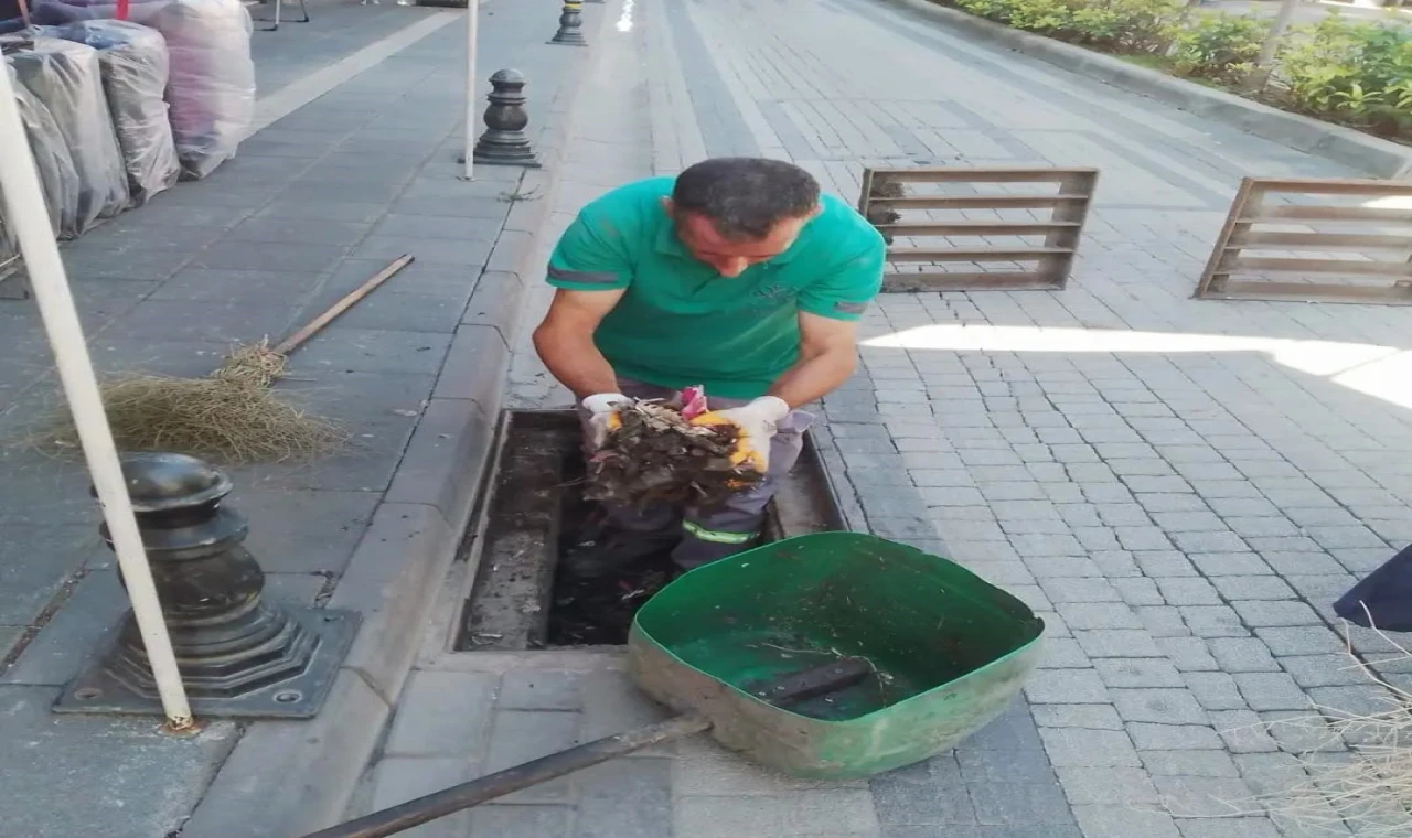 Germencik’te yağış sezonu öncesi mazgallar temizleniyor