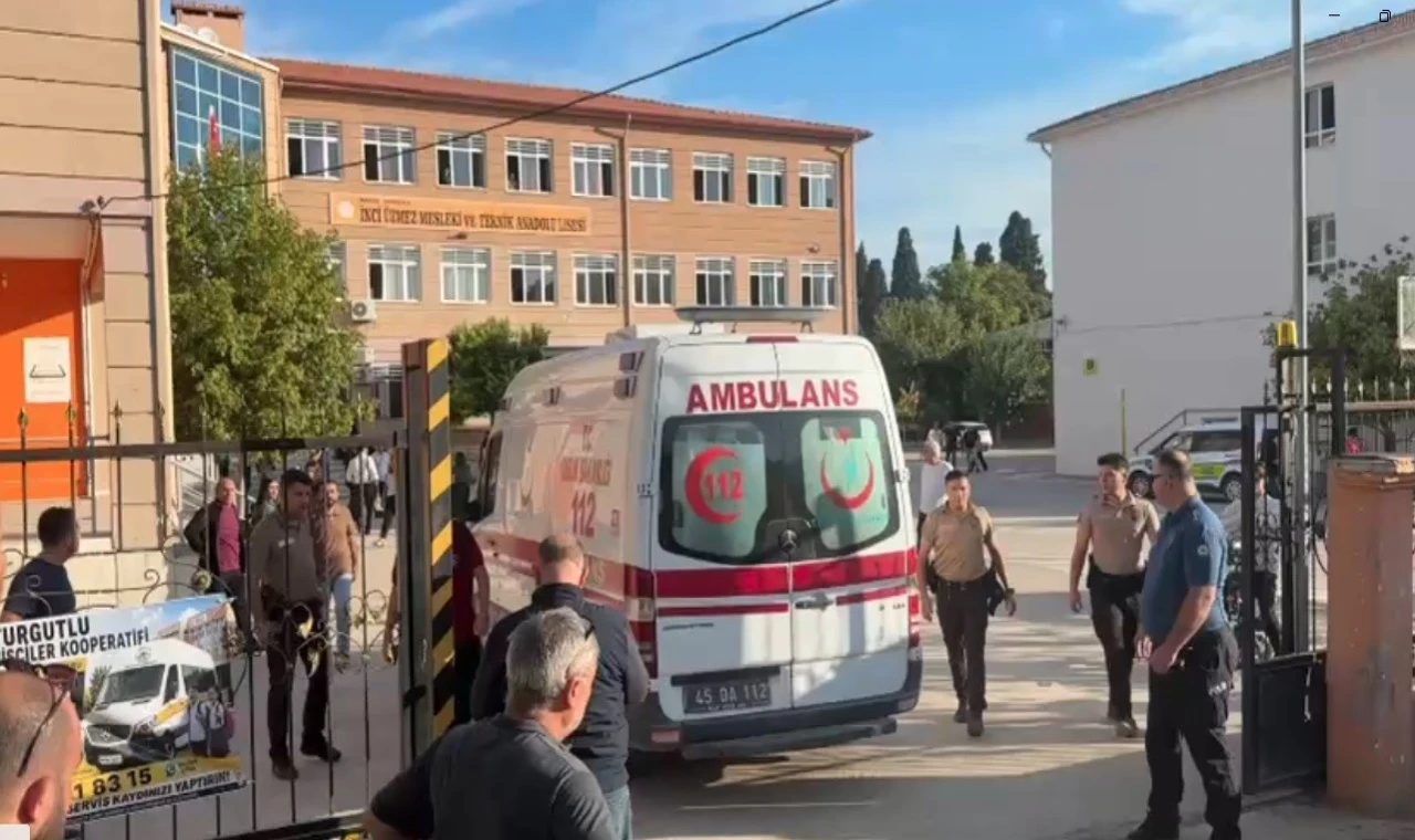 Manisa'da okul önünde silahlı saldırı: Yaralı öğrenciler var