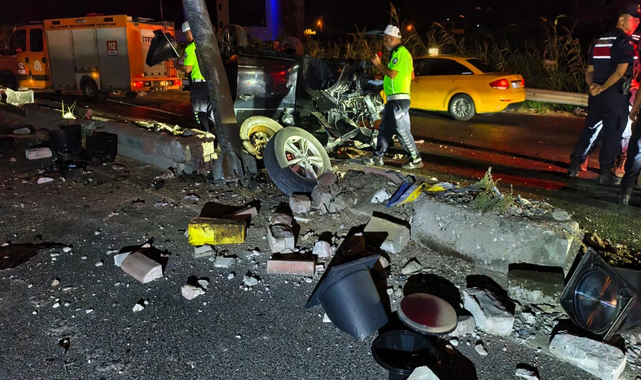 Nazilli’de Mucize Kurtuluş: Direğe Çarpan Otomobil Ters Dönüp Parçalandı