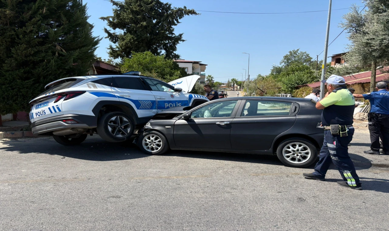 Polis Ekibi Otomobille Çarpıştı: 2 Yaralı