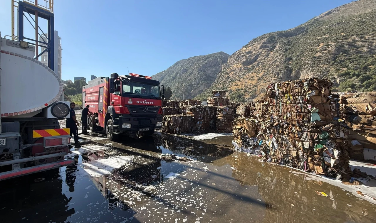 Söke’deki kağıt fabrikası yangınına itfaiyeden hızlı müdahale
