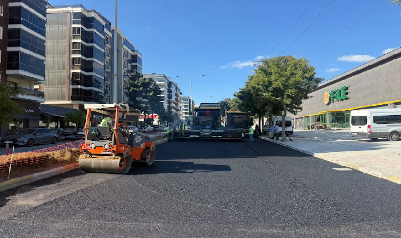 BAŞKAN ÇERÇİOĞLU’NUN ÖNCÜLÜĞÜNDE YOL YAPIM VE YENİLEME ÇALIŞMALARI KENTİN DÖRT BİR YANINDA DEVAM EDİYOR