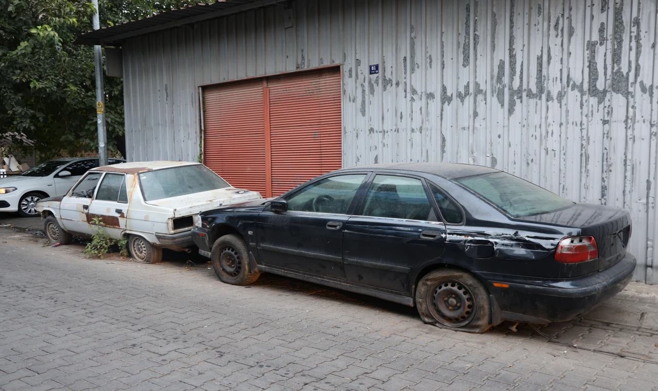 Efeler’de terk edilmiş hurda araçlar vatandaşların korkulu rüyası oldu