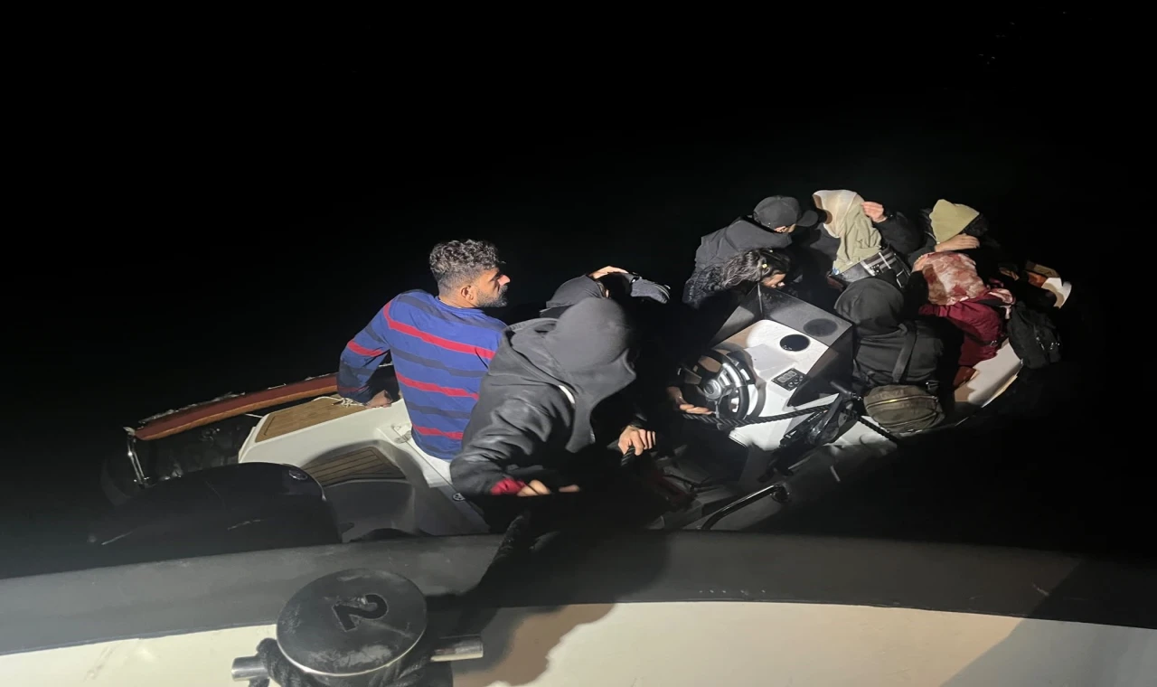 Kıyı gözetleme aracı tespit etti, yakalandılar