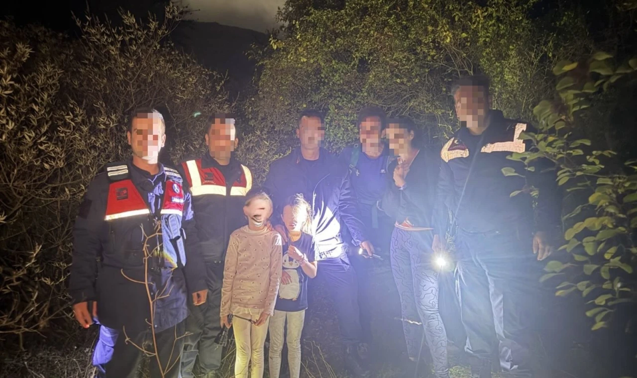 Kuşadası’nda kaybolan aileyi jandarma ekipleri kurtardı