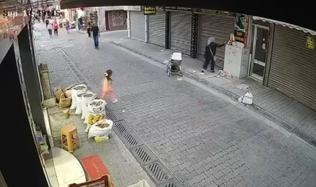 Unutulan gümüş dolu poşeti alıp götürdü: O anlar kamerada