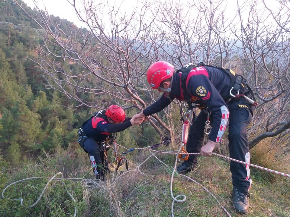 5 gündür uçurumda mahsur kalan keçi kurtarıldı