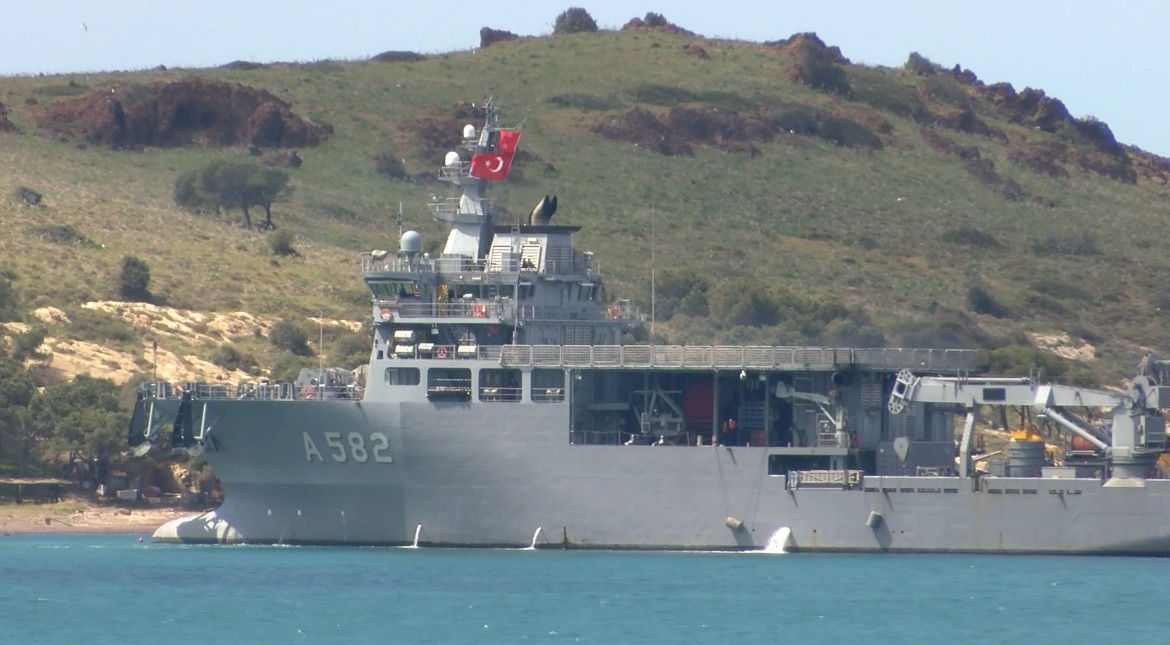 Düşen uçağın enkazı için arama-kurtarma gemisi Foça’ya ulaştı