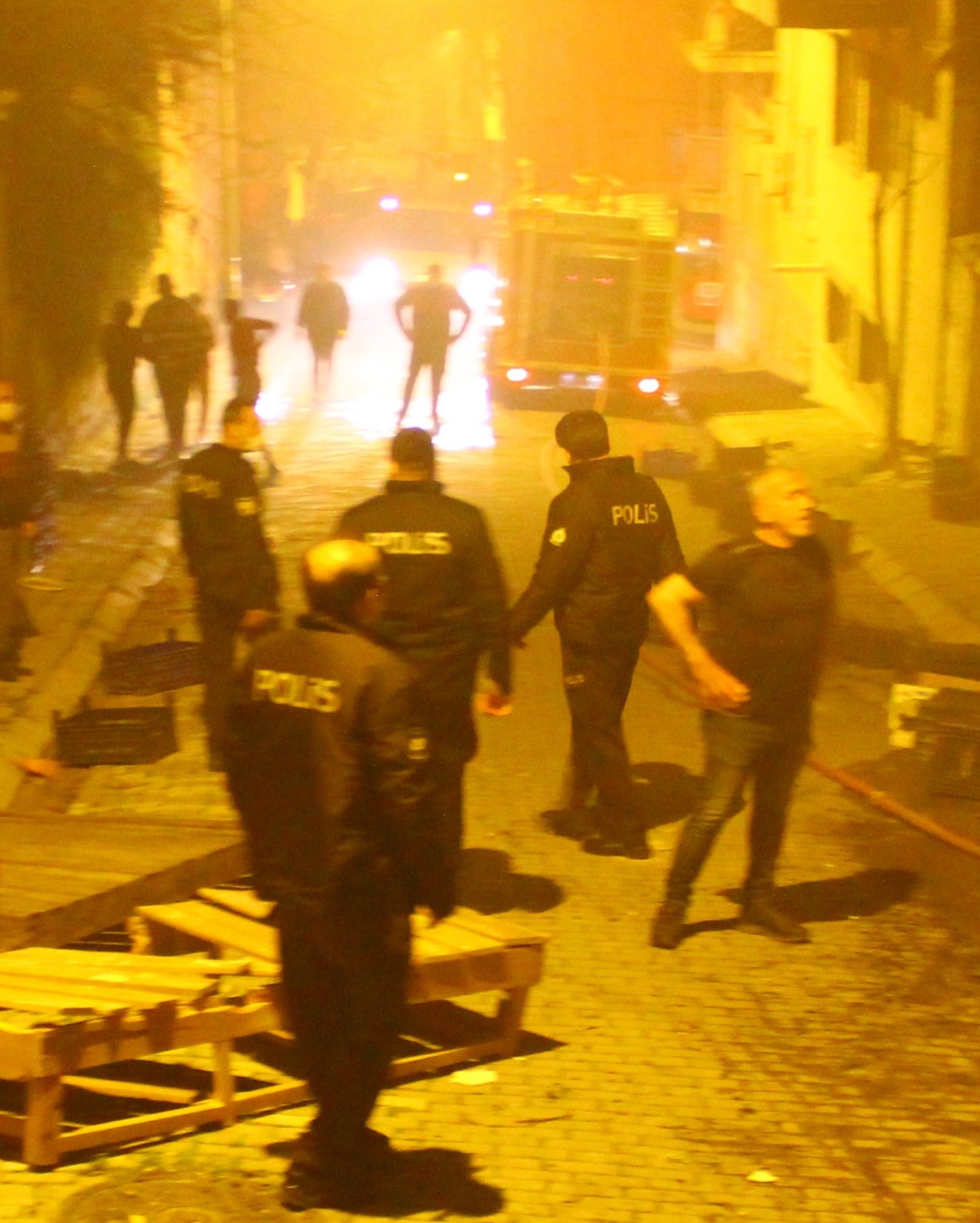 Öfkeli şahıs, sokaktaki tüm evleri ateşe verdi