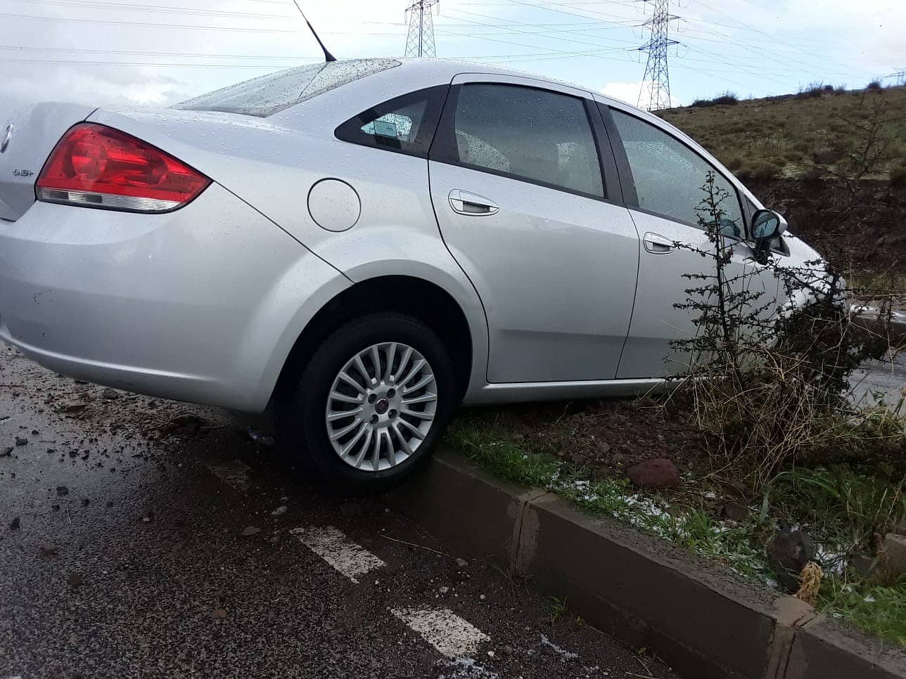 İzmir'de dolu yağışı yolları kayganlaştırdı, kazalar ardı ardına geldi