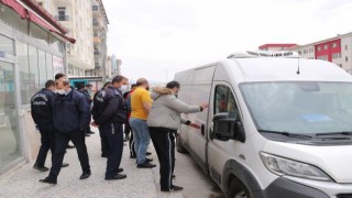 İçinden kan sızan kamyonette, köpek maması için toplanan sakatat olduğu ortaya çıktı