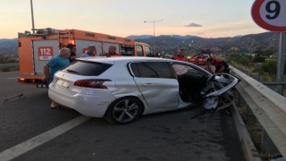 Bariyerlere Çarpan Otomobil Metrelerce Sürüklendi