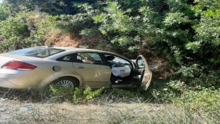 Virajı Alamayan Otomobil Kayalık Alana Çarptı:2 Ölü
