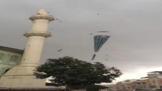 Fırtına minareyi böyle yıktı, insanlar ölümle burun buruna geldi