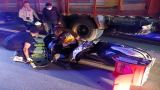 Motosiklet arkadan kamyona çarptı