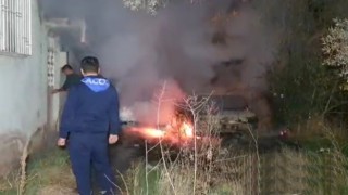 Alkollü şahsın yaktığı ateş arabalara sıçradı