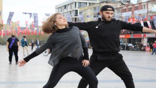 Kadına şiddete dans ederek dikkat çektiler