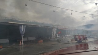 Kuşadası'nda çok sayıda iş yeri tamamen yandı