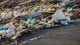 Tarihi köprüde çöpler nedeniyle yıkılma tehlikesi