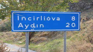 Yol kenarlarındaki tabelaları hedef tahtası yaptılar