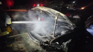 Hastane otoparkında otomobil yandı