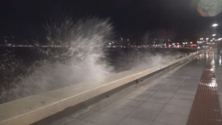 İzmir’de fırtına nedeniyle deniz taştı