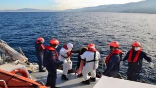 Kuşadası'nda 50 düzensiz göçmen kurtarıldı