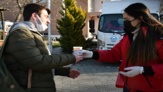 Söke Belediyesi buz gibi havada öğrencilere çorba ikramında bulundu