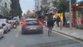 Tek teker üstünde hem kendini, hem de trafiği tehlikeye attı