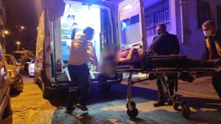 Annesini rahatsız eden adamı bıçakladı