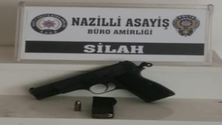 Dur ihtarına uymadı, üzerinden ruhsatsız tabanca çıktı