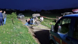 Karı koca devrilen traktörün altında kaldı