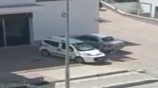 Tartıştığı iş yeri sahibinin arabasını sopa ile paramparça etti