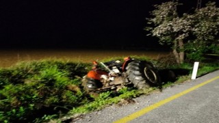 Traktör şarampole devrildi