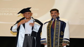 73 yaşında üniversite mezunu oldu, kep fırlattı