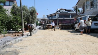 Akbük’te yol yapım ve parke taşı çalışmaları sürüyor