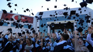 Aydın MYO’da öğrencilerin mezuniyet sevinci