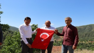 Başkan Özcan bayrak sevdalısı hemşehrisini köyünde ziyaret etti