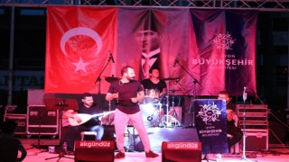 İncirliova’da düzenlenen konserde vatandaşlar doyasıya eğlendi
